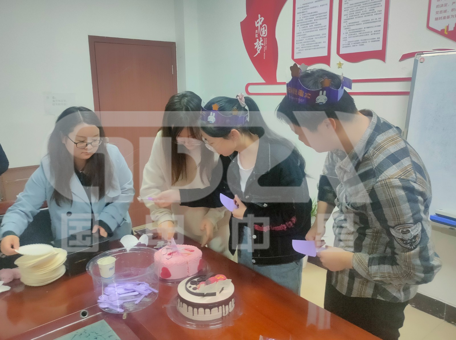 壽星切蛋糕.jpg 壽星切蛋糕.jpg